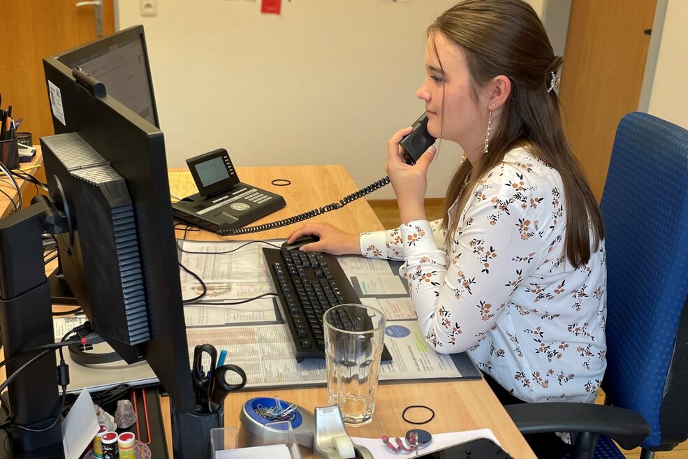 Christina im Büro | © Südwestdeutsche Salzwerke AG, Salzbergwerk Berchtesgaden