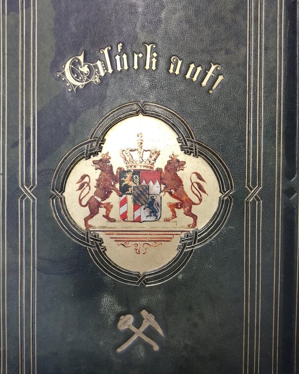 Einband goldenes Buch mit Wappen, Hammer und Schlägel und Schriftzug Glück Auf!