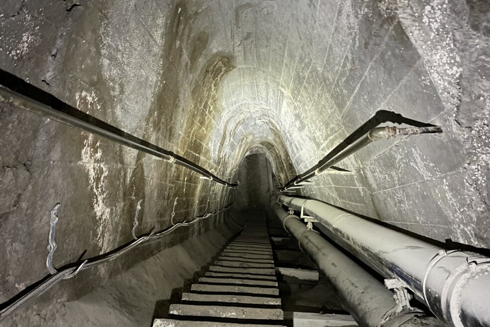 Steile Treppe in einem Schacht des Salzbergwerks