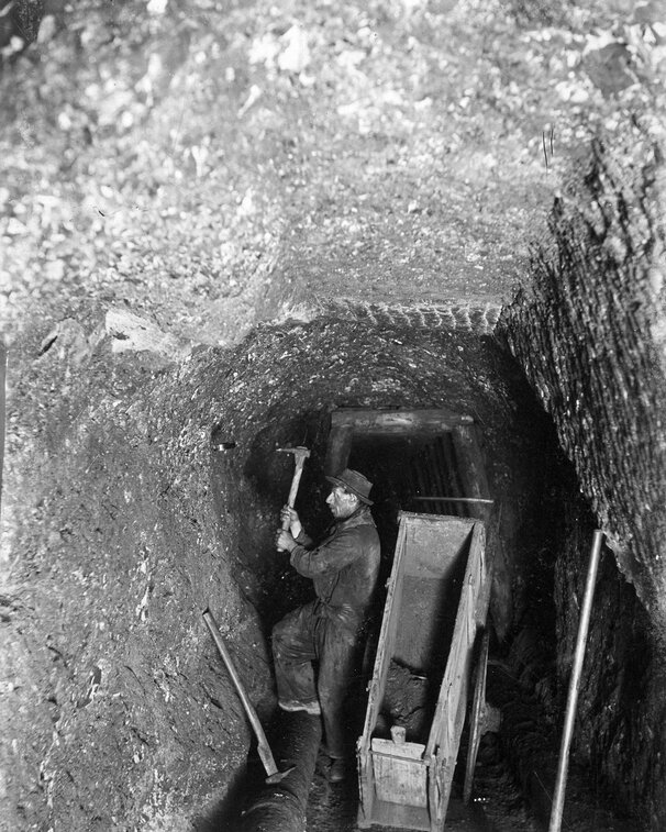 Bergmann arbeitet am Stollen im Salzbergwerk Berchtesgaden