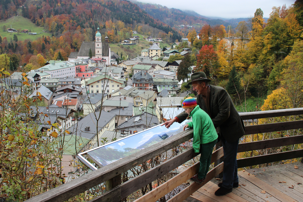 Mann mit Kind am Steg am Soleleitungsweg Berchtesgaden