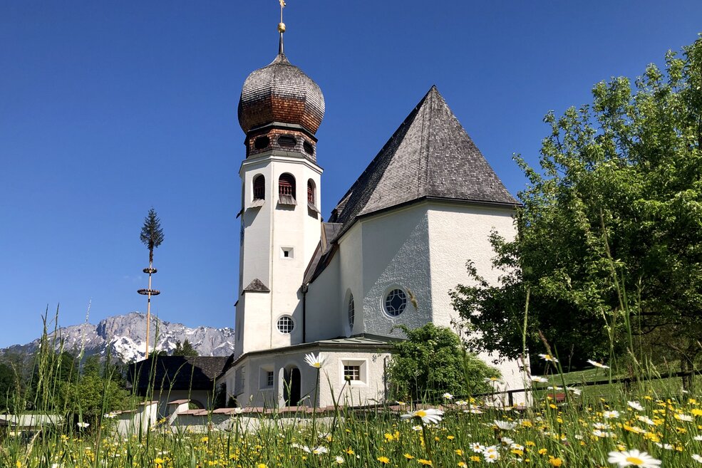 Kirche Oberau mit Maibaum am Stollenweg