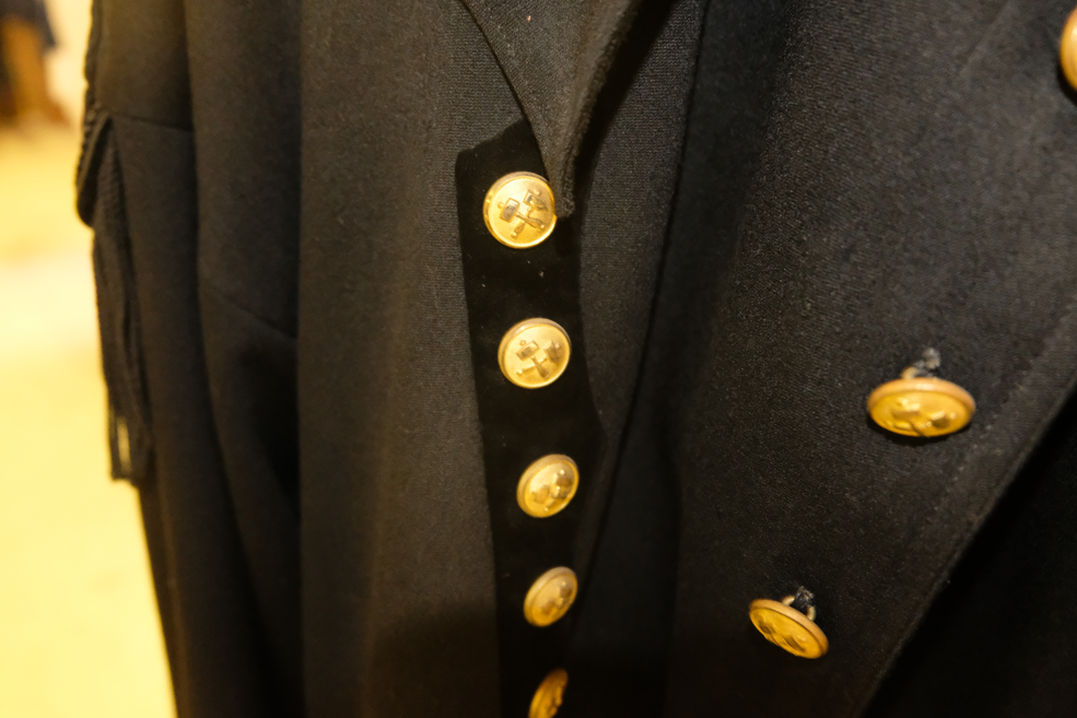 goldene Knöpfe an schwarzer Uniform Salzbergwerk Berchtesgaden