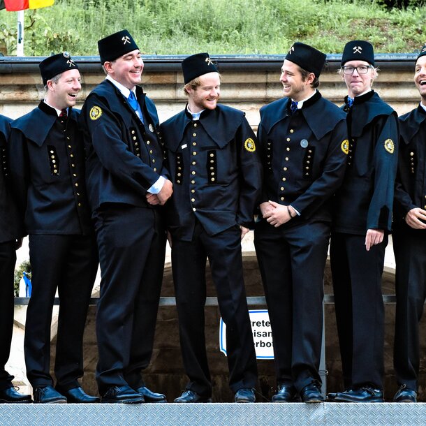 Gästeführer in schwarzer Uniform Salzbergwerk Berchtesgaden