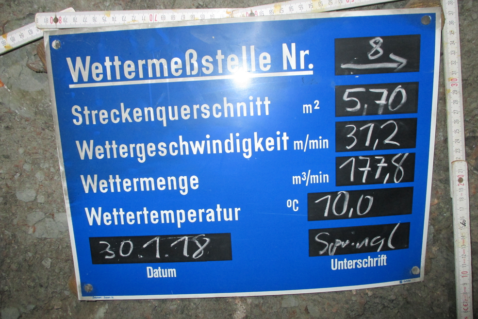 Wettertafel mit Zollstock im Salzbergwerk Berchtesgaden