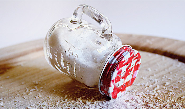 Zu einem Salzstreuer umfunktioniertes Marmeladenglas