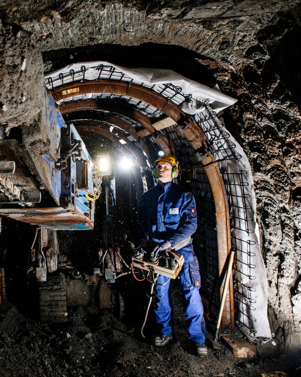 Bergmann steuert eine Tunnelvortriebsmaschine