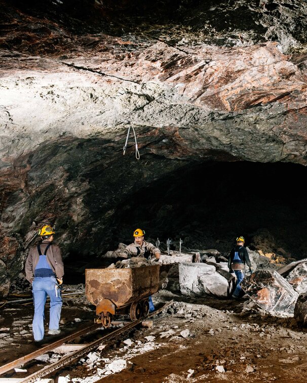 Bergmänner arbeiten unter Tage im Salzbergwerk Berchtesgaden