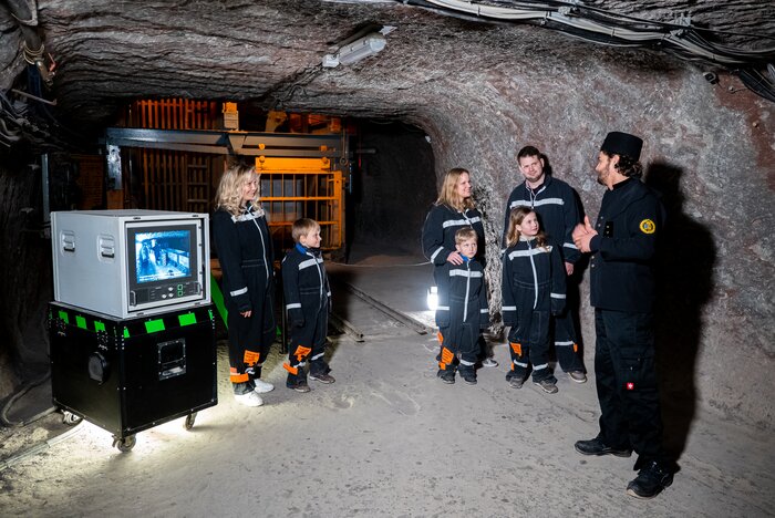 Blindschacht unter Tage im Salzbergwerk