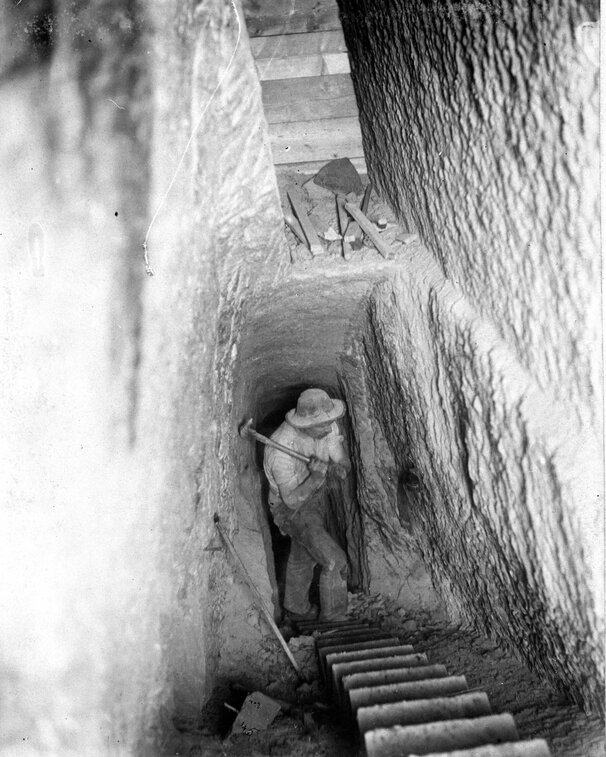 Bergler in einem schmalen Gang im Bergwerk