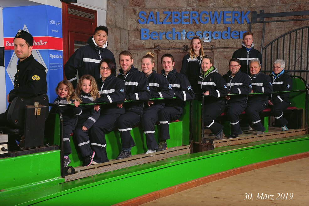Gruppenfoto auf Zug mit Gästeführer in Besuchereinfahrt Salzbergwerk
